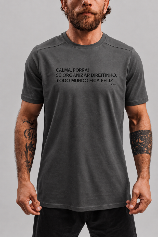 Camiseta .ESPECIALISTA Calma, Porra! Algodão Cinza